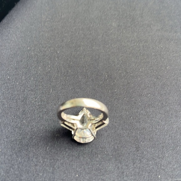 EUC🎉 Stunning Pear 🍐 shaped Simulated Diamond Engagement/Cocktail ring - Picture 6 of 7